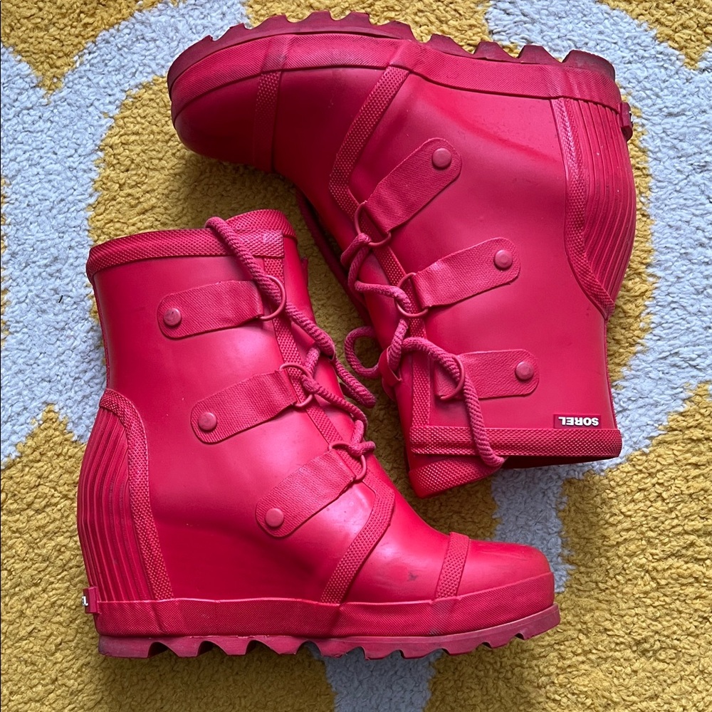 SOREL rain boot wedge size 8
